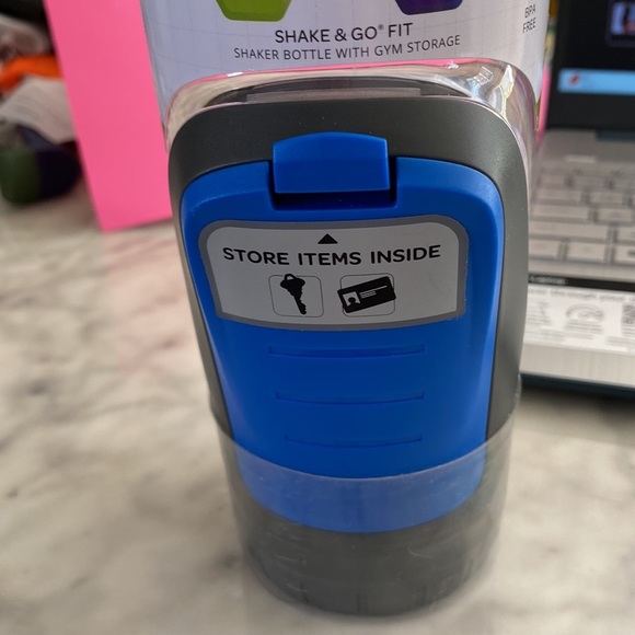 Contigo, 24 ounce shaker bottle with Jim storage, still sealed, NWT - Picture 2 of 8